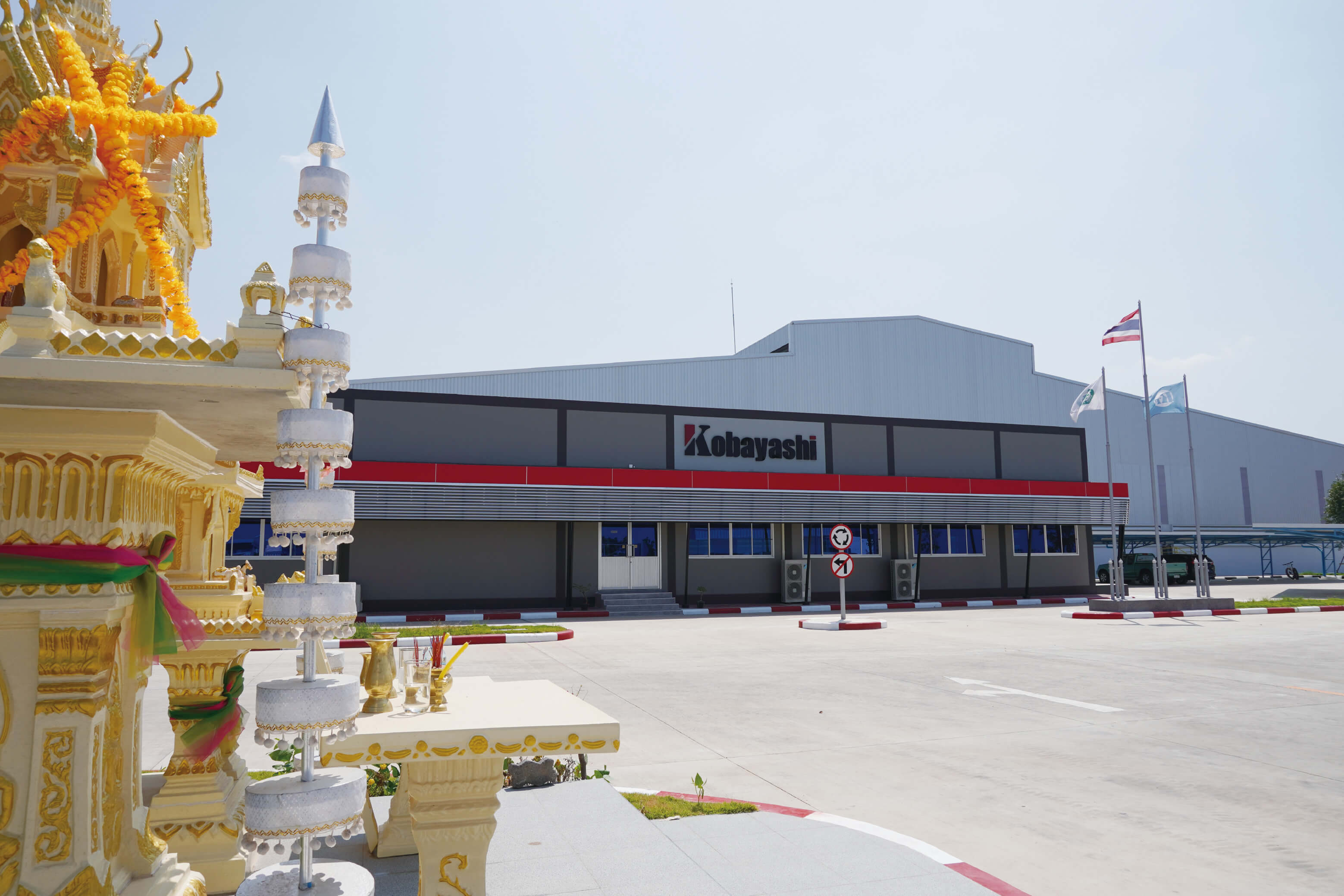 トラックが並んでいる画像